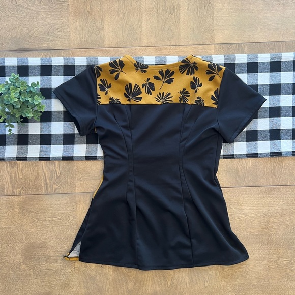 🌸🌸🌸 3/25$ Scrub Top - Picture 3 of 3